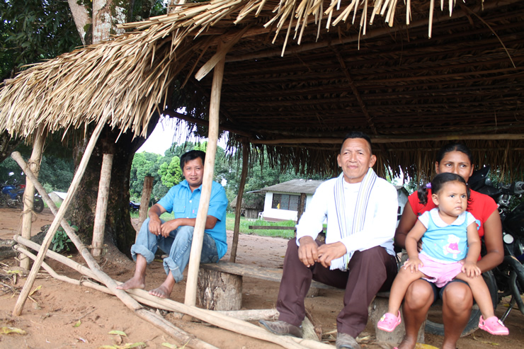 Foto de tres personas adultas y una niña pertenecientes a un grupo étnico