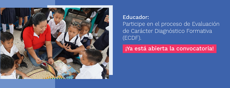 Docente enseñando a estudiantes