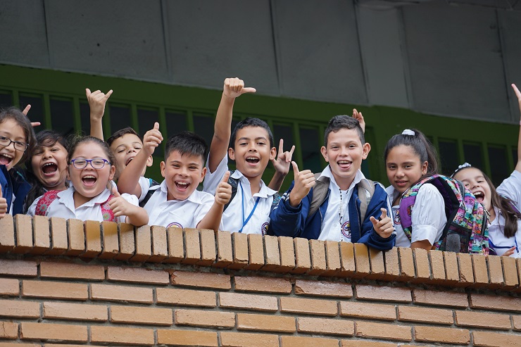 Estudiantes sonriendo - colegios oficiales