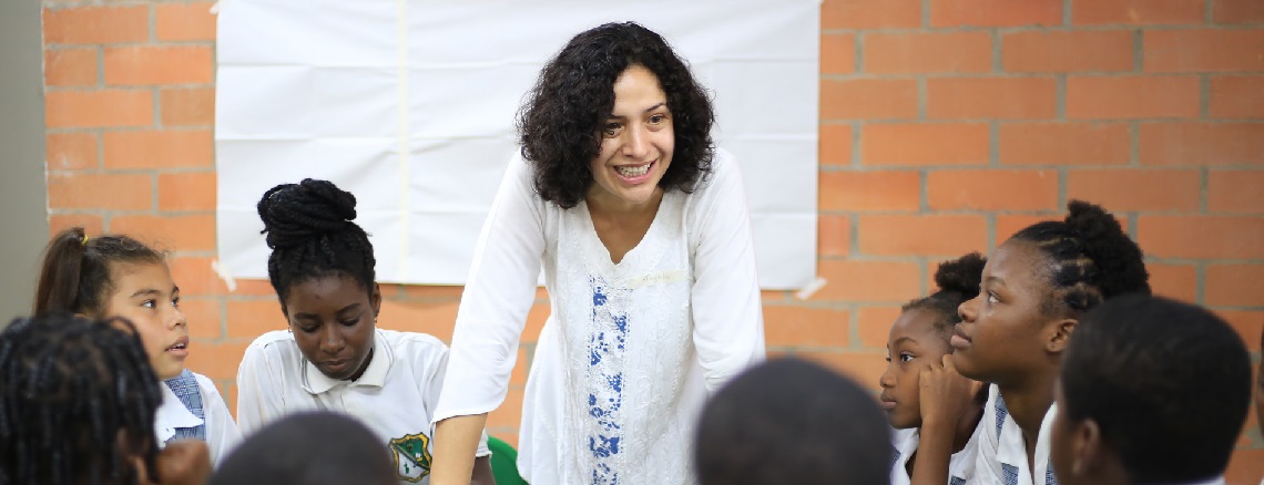 Docente enseñando a estudiantes