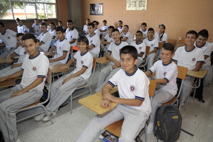 La educación es de todos y es compromiso de todos velar por que ningún niño se quede por fuera del sistema.