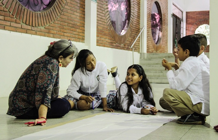 Docente enseñando a estudiantes Docente enseñando a estudiantes