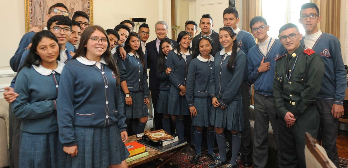 Estudiantes jóvenes en compañía de presidente Duque