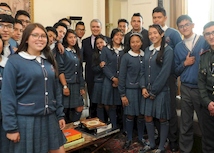 Estudiantes jóvenes en compañía de presidente Duque
