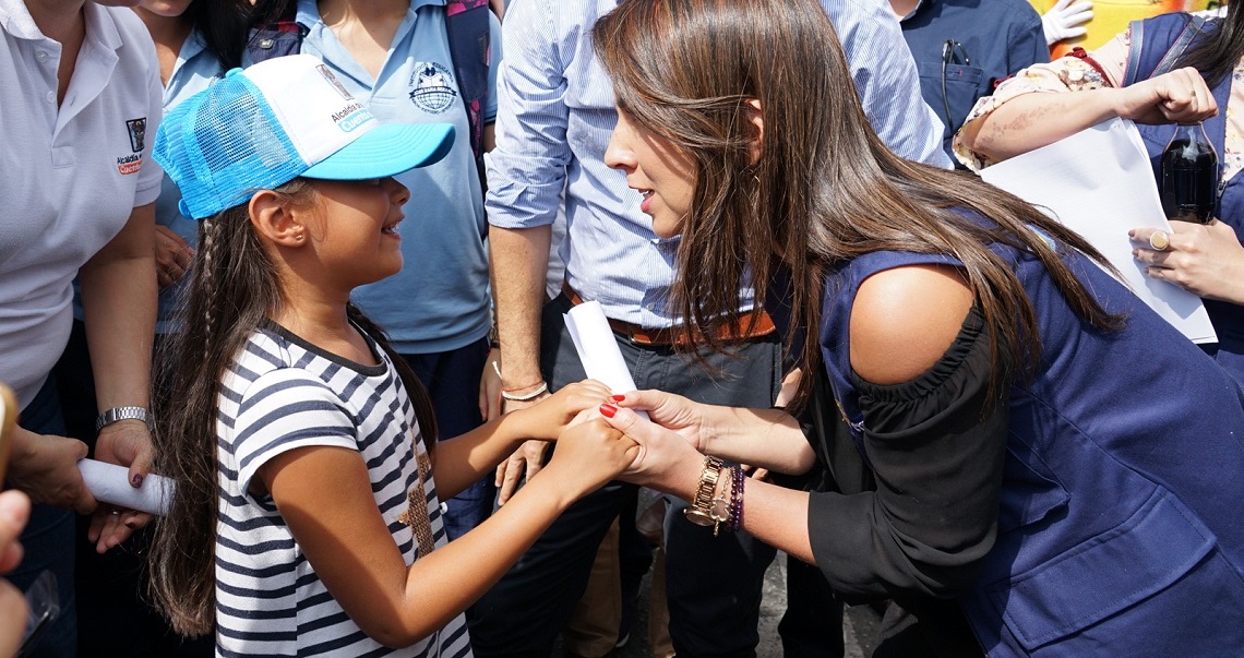 Ministra María Victoria Angulo en búsqueda activa en Medellin