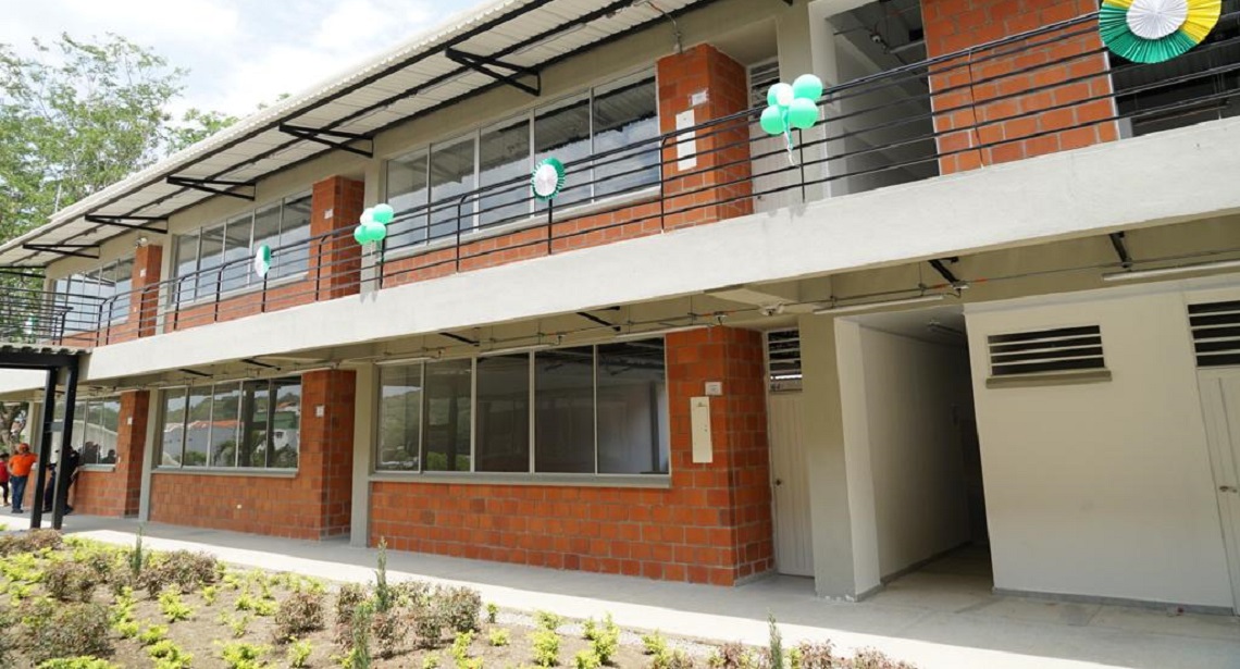 Las 70 aulas entregadas beneficiarán a 2.365 estudiantes de las Instituciones Educativas Simón Bolívar (Garzón), Silvania (Gigante), Nicolás García (Tello) y Bajo Cañada (La Plata).