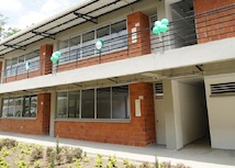 Las 70 aulas entregadas beneficiarán a 2.365 estudiantes de las Instituciones Educativas Simón Bolívar (Garzón), Silvania (Gigante), Nicolás García (Tello) y Bajo Cañada (La Plata).