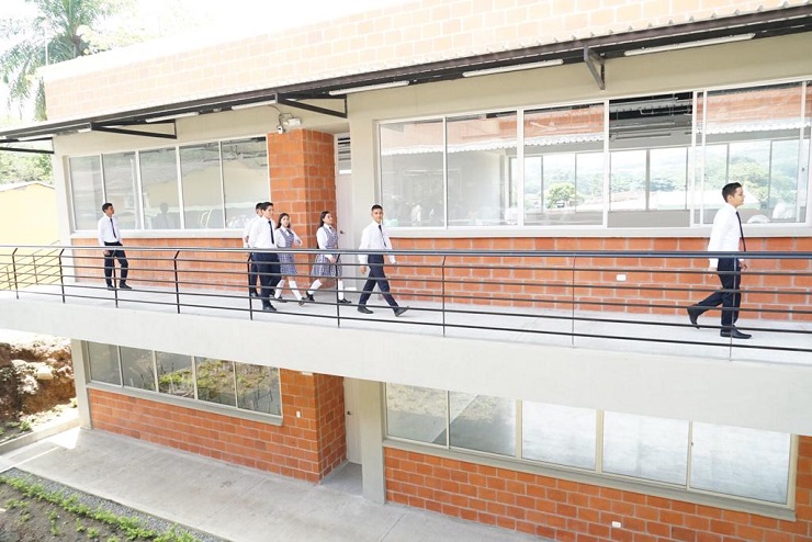 Las 70 aulas entregadas beneficiarán a 2.365 estudiantes de las Instituciones Educativas Simón Bolívar (Garzón), Silvania (Gigante), Nicolás García (Tello) y Bajo Cañada (La Plata).