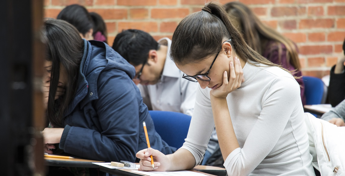 Imagen de estudiante presentando pruebas