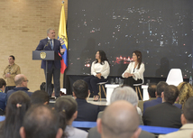 Imagen de panelistas en inauguración del colegio Bicentenario de la Independencia