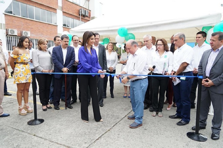 La Ministra de Educación, María Victoria Angulo, llegó hoy a Armenia para acompañar a la comunidad y entregar obras de infraestructura que beneficiarán a niños, niñas y jóvenes tanto de educación básica y media, como de superior.