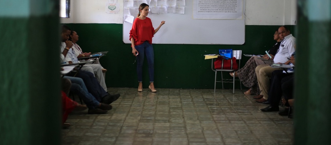 Docentes en salón de clases