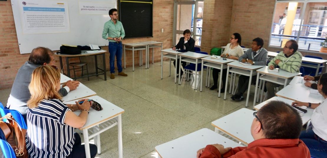 Imagen de varios docentes sentados en aula de clase
