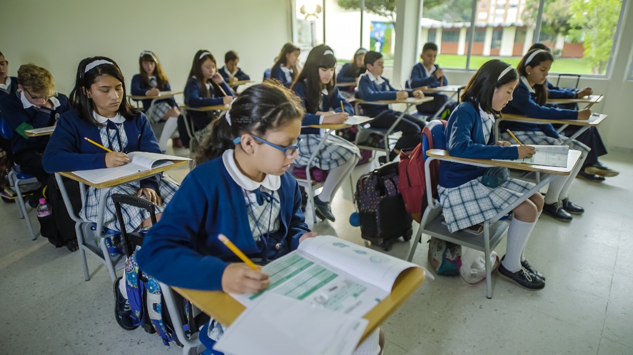 Estudiantes en aula Estudiantes en aula