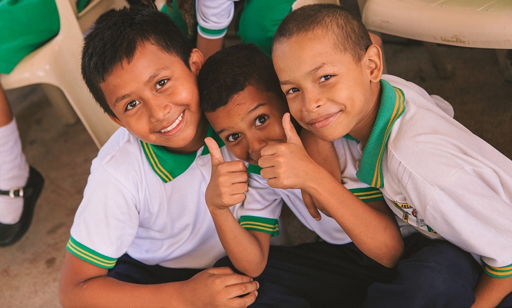 Puede ser una imagen de unos niños estudiantes