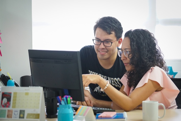 Jóvenes estudiando a través de tecnologías de información y comunicación Jóvenes estudiando a través de tecnologías de información y comunicación