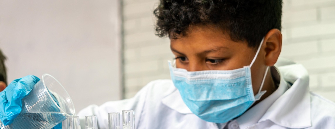 Alumnos en laboratorio de química