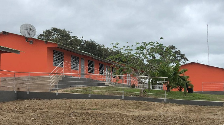 Estos niños llegan aquí al internado en La Carpa y se convierten en una nueva familia. Estos niños llegan aquí al internado en La Carpa y se convierten en una nueva familia.