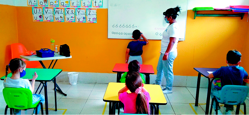 Estudiantes y profesora en el aula Estudiantes y profesora en el aula