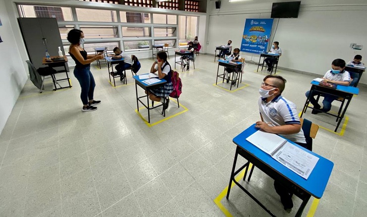 Durante la visita, la ministra Angulo participó en un conversatorio con la comunidad educativa. Durante la visita, la ministra Angulo participó en un conversatorio con la comunidad educativa.