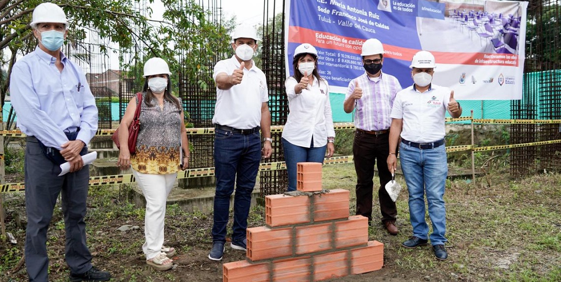 La gerente, Adriana González Maxcyclak, y el alcalde de Tuluá, John Jairo Gómez, realizaron el evento de primera piedra de la IE María Antonia Ruíz.