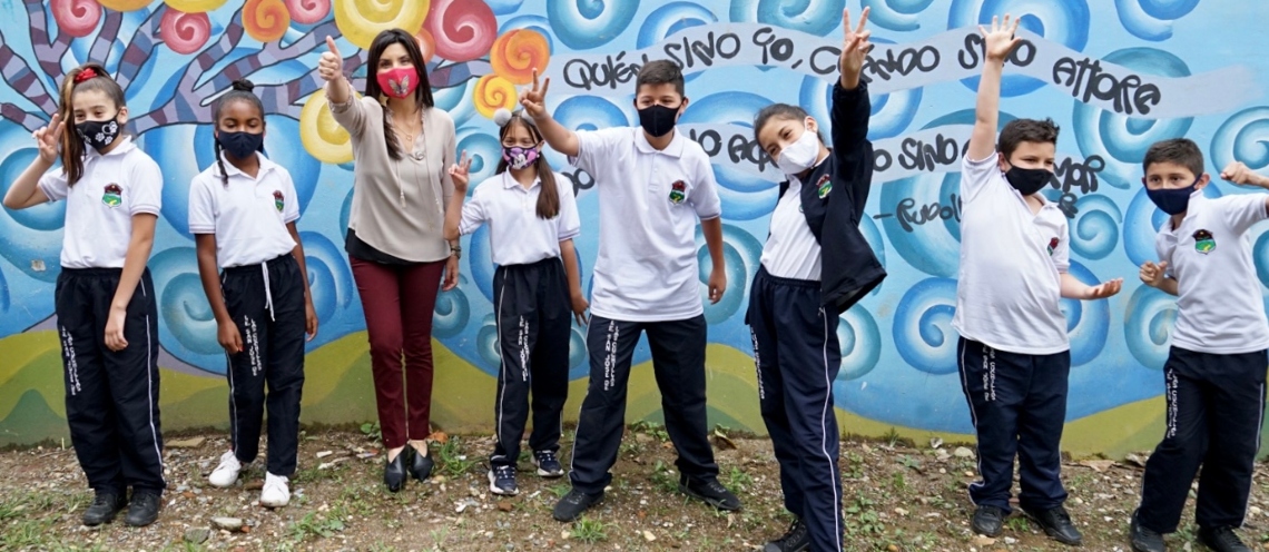 La titular de la cartera Educativa visitó las instituciones educativas San José de las Cuchillas, en Rionegro; El Salado, en Envigado; y Betsabé Espinal, en Bello.