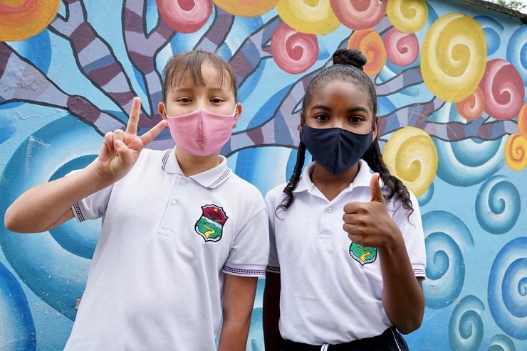 La titular de la cartera Educativa visitó las instituciones educativas San José de las Cuchillas, en Rionegro; El Salado, en Envigado; y Betsabé Espinal, en Bello.