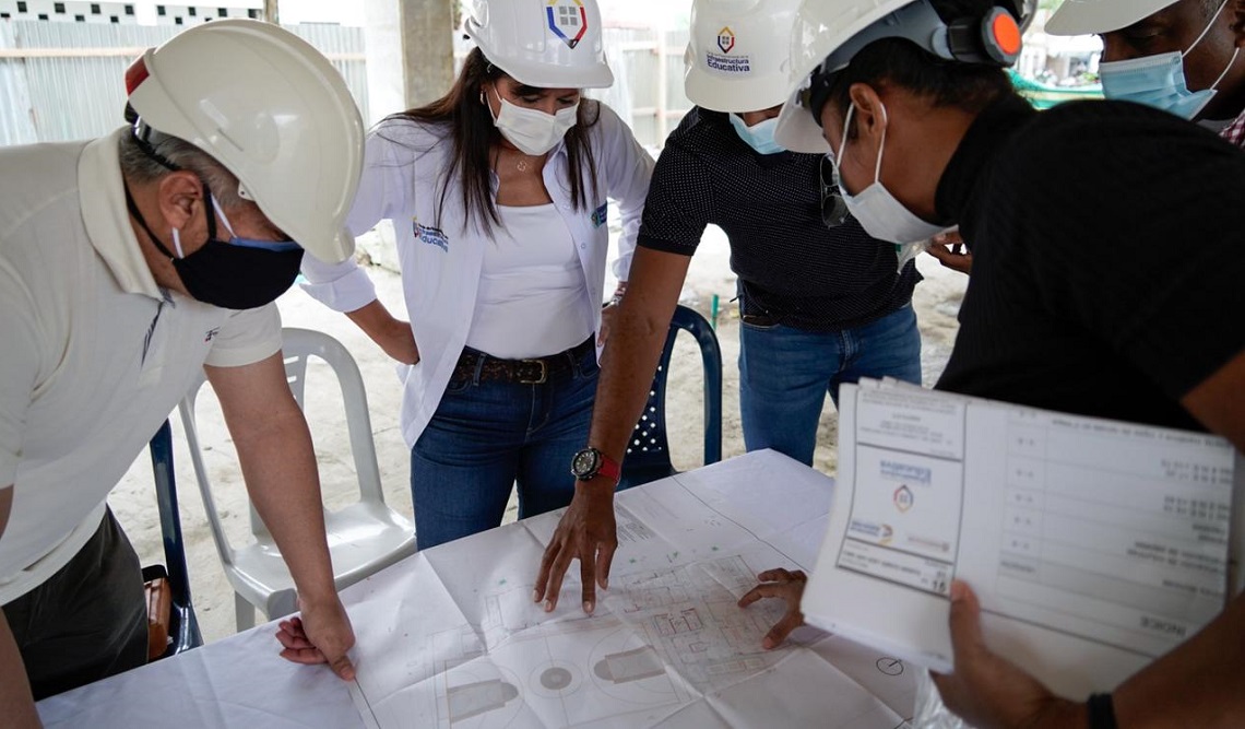 Durante un acto simbólico, la gerente del Ffie, Adriana González, en compañía del Secretario de Educación de Quibdó, Elvis Córdoba Arango, pusieron la primera piedra de los proyectos. Durante un acto simbólico, la gerente del Ffie, Adriana González, en compañía del Secretario de Educación de Quibdó, Elvis Córdoba Arango, pusieron la primera piedra de los proyectos.