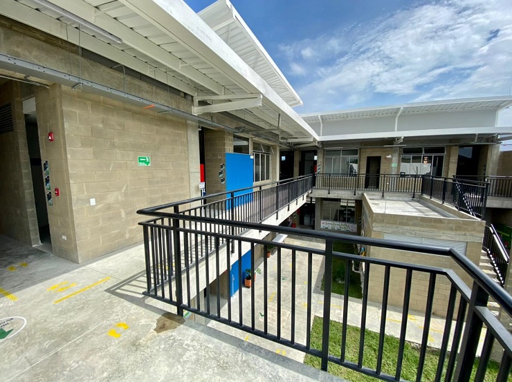 Un total de 620 estudiantes y Docentes se beneficiarán con la construcción de 19 aulas de clase. Un total de 620 estudiantes y Docentes se beneficiarán con la construcción de 19 aulas de clase.