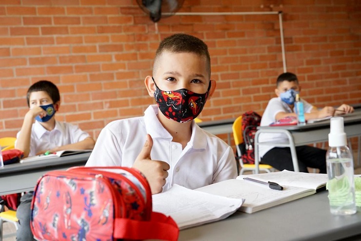 La Ministra reiteró el llamado a la comunidad educativa para avanzar de manera decidida y comprometida en este proceso de alternancia. La Ministra reiteró el llamado a la comunidad educativa para avanzar de manera decidida y comprometida en este proceso de alternancia.
