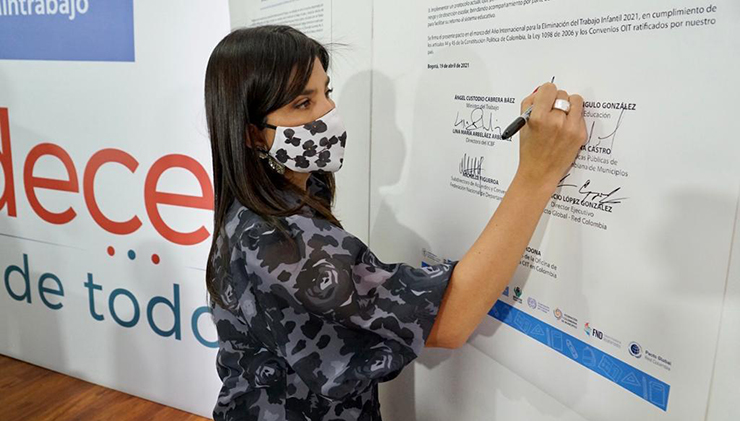 Ministra de Educación firma pacto Mintrabajo para la reducción del trabajo infantil Ministra de Educación firma pacto Mintrabajo para la reducción del trabajo infantil