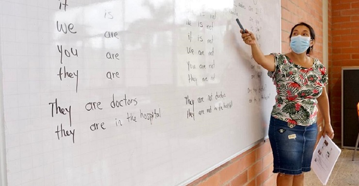 Docente explica desde el tablero Docente explica desde el tablero