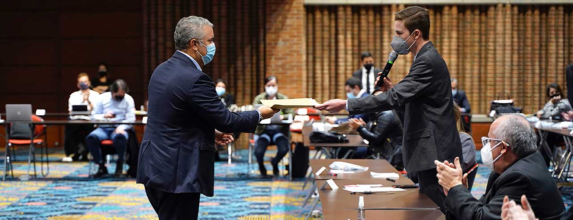Presidente Iván Duque y joven en el inicio de los diálogos para el acuerdo sobre lo fundamental en Colombia