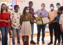 Presidente Iván Duque y Ministra de Educación con jóvenes estudiantes de Chocó