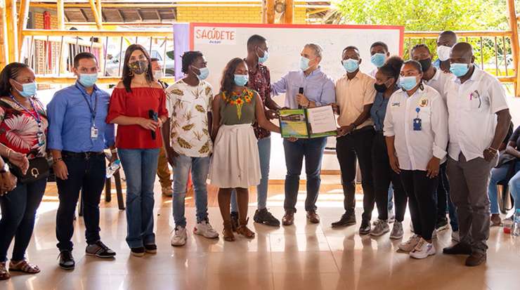 Presidente Iván Duque y Ministra de Educación con jóvenes estudiantes de Chocó