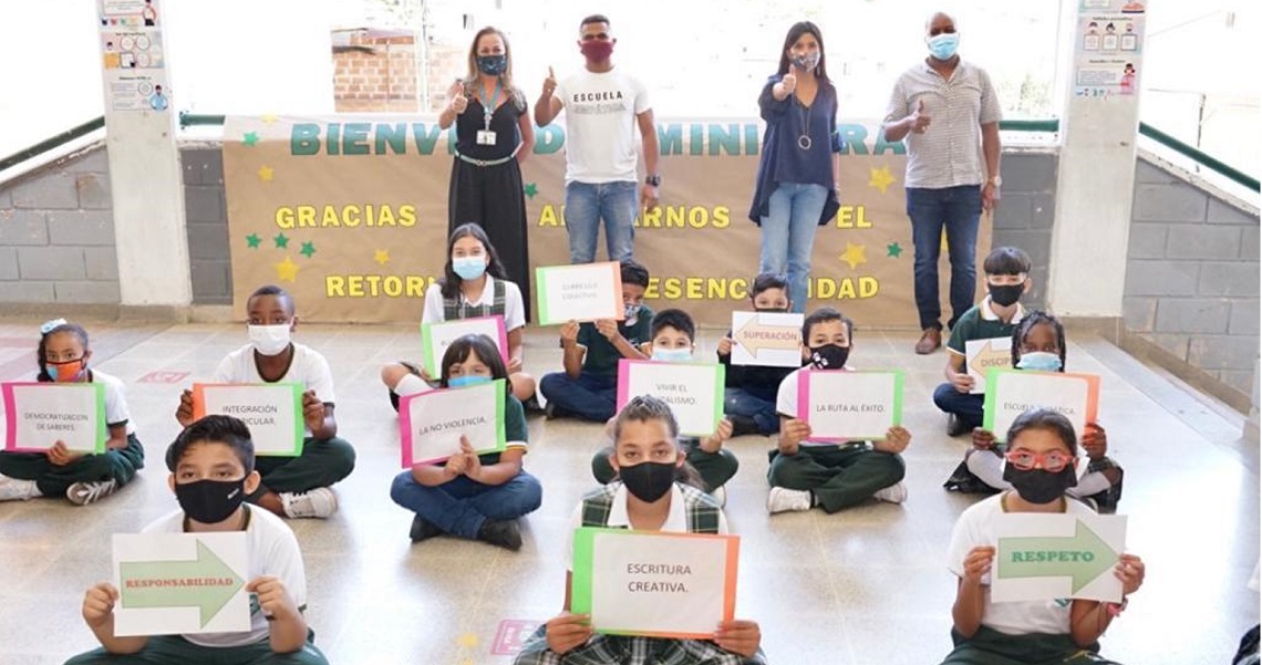 La ministra de Educación, María Victoria Angulo, llegó hoy a la ciudad de Medellín para reunirse y escuchar a la comunidad académica. La ministra de Educación, María Victoria Angulo, llegó hoy a la ciudad de Medellín para reunirse y escuchar a la comunidad académica.