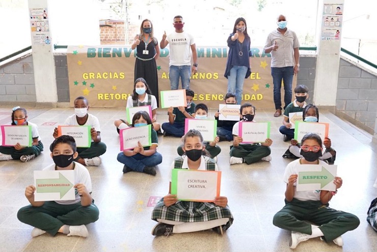 La ministra de Educación, María Victoria Angulo, llegó hoy a la ciudad de Medellín para reunirse y escuchar a la comunidad académica. La ministra de Educación, María Victoria Angulo, llegó hoy a la ciudad de Medellín para reunirse y escuchar a la comunidad académica.