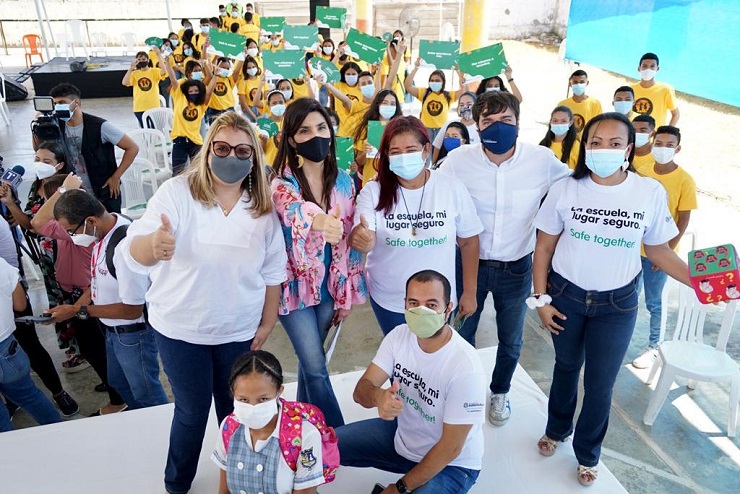 La ministra de Educación, María Victoria Angulo, destacó el apoyo de la comunidad educativa para garantizar un retorno seguro y efectivo.