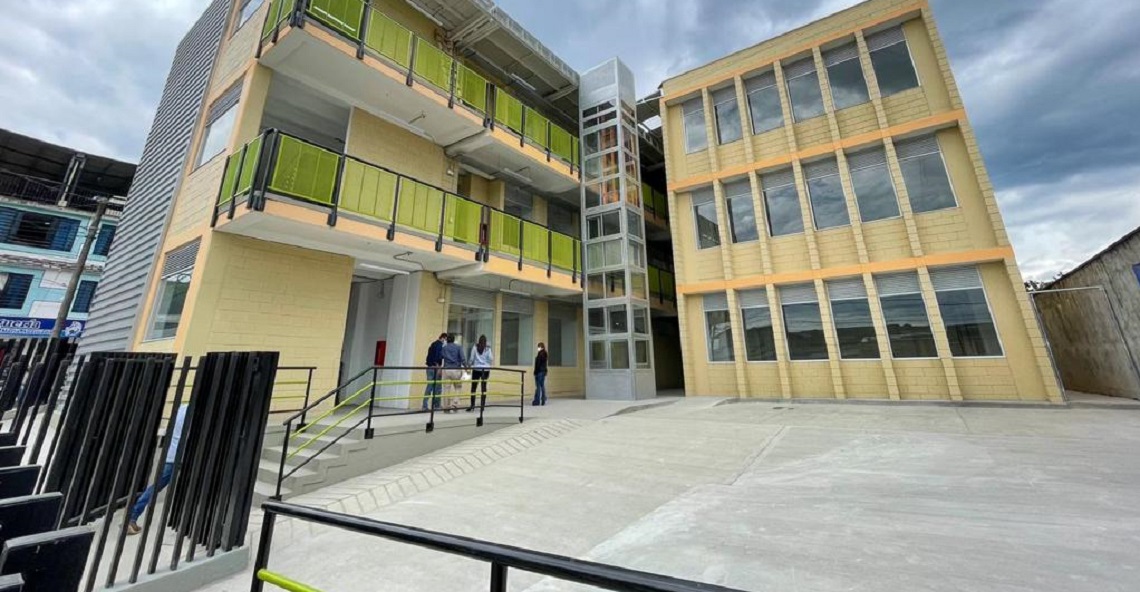 El Ministerio de Educación Nacional a través del FFIE ha entregado a satisfacción 208 colegios nuevos o ampliados. El Ministerio de Educación Nacional a través del FFIE ha entregado a satisfacción 208 colegios nuevos o ampliados.