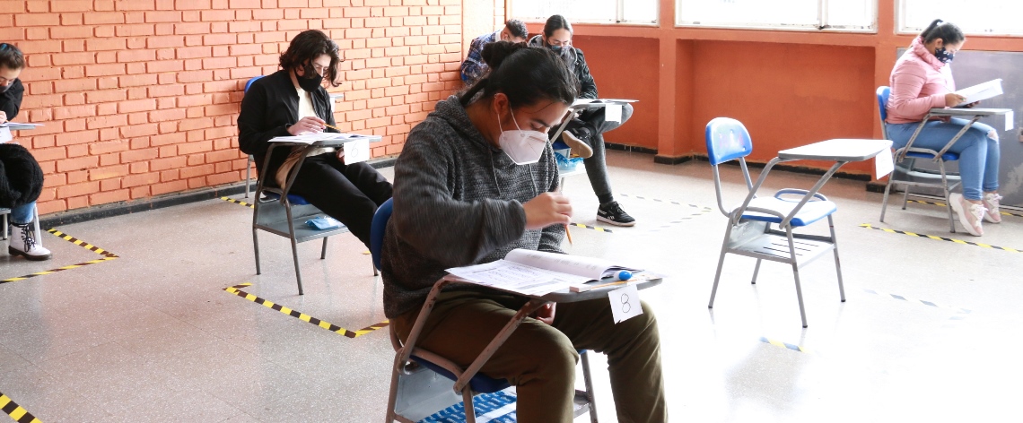Estudiantes presentando examen académico