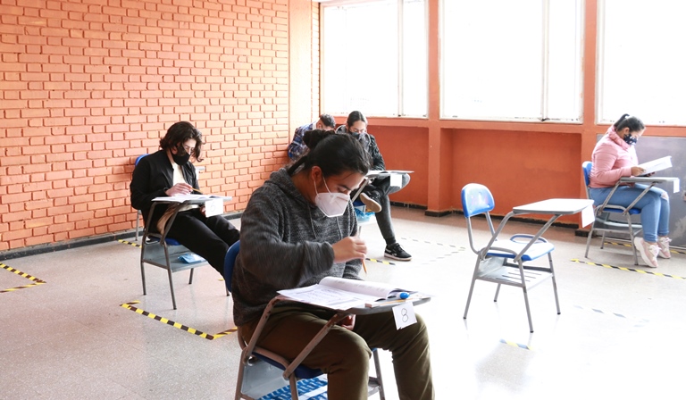 Estudiantes presentando examen académico