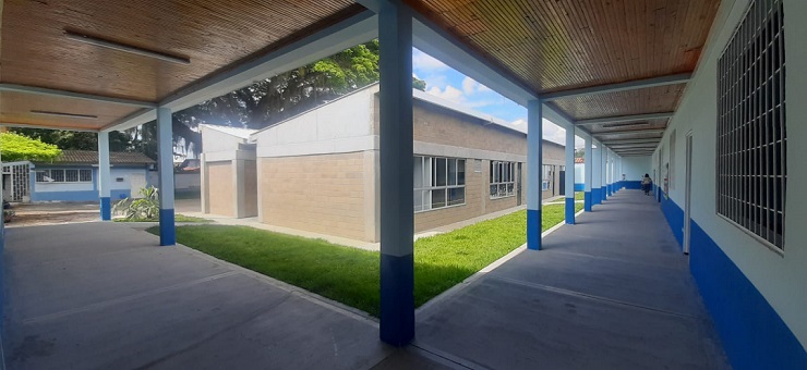 Contempló la intervención de 481 metros cuadrados, así como la construcción de 3 aulas de clase nuevas y la renovación de otras seis.