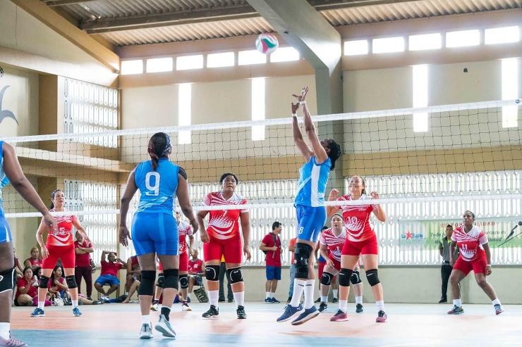 Imagen de docentes practicando voleibol