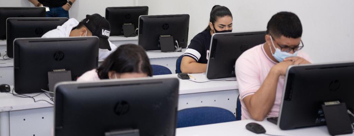 Estudiantes presentando pruebas saber Pro y Saber T y T