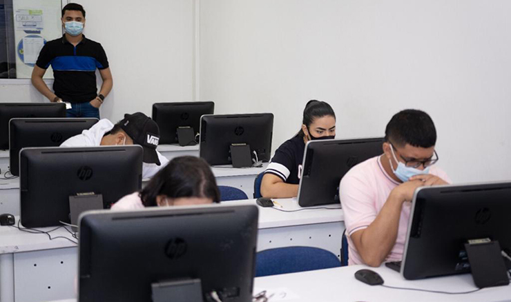 Estudiantes presentando pruebas saber Pro y Saber T y T