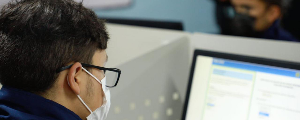 Estudiantes aplicando pruebas Saber