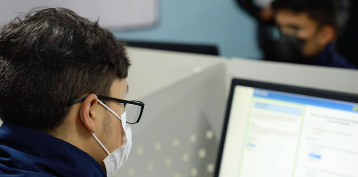 Estudiantes aplicando pruebas Saber