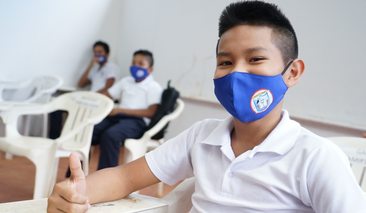 Estudiante con tapabocas