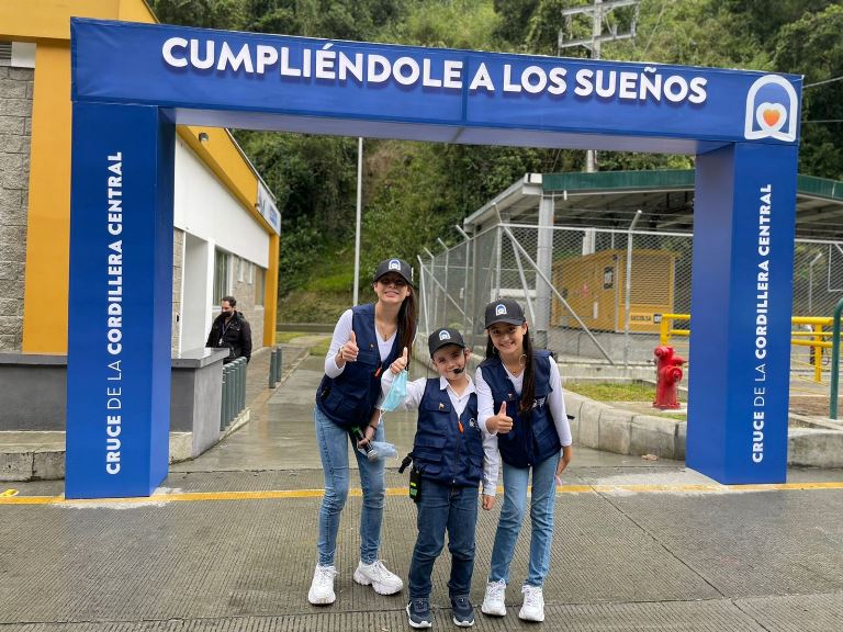 Hoy estamos dando testimonio de cinco colegios mejorados en dos departamentos y más de $3.500 millones invertidos.