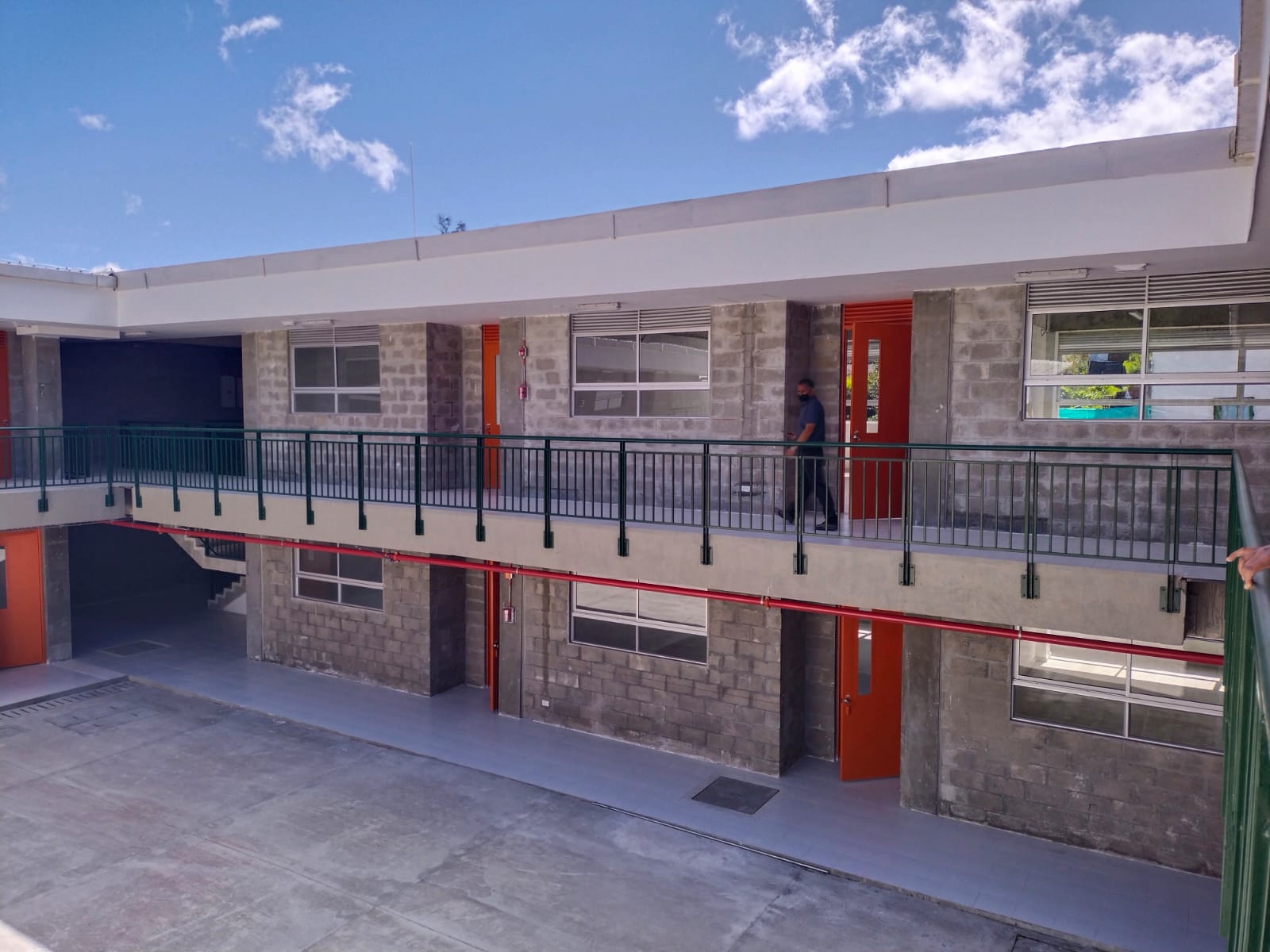 El nuevo colegio cuenta con 12 aulas nuevas, de preescolar, básica y media, una biblioteca, un aula de bilingüismo y 17 baterías sanitaria